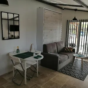 https://gite-aux-lauriers-dadhemar.hotels-rhonealpes.com